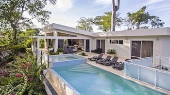 4 Master Suite Villa in Casa Linda