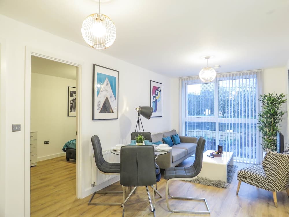 Tudors eSuites Birmingham Canalside with Gated Parking