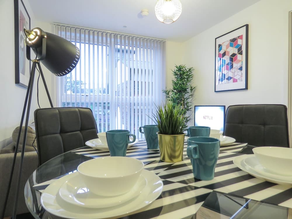 Tudors eSuites Birmingham Canalside with Gated Parking