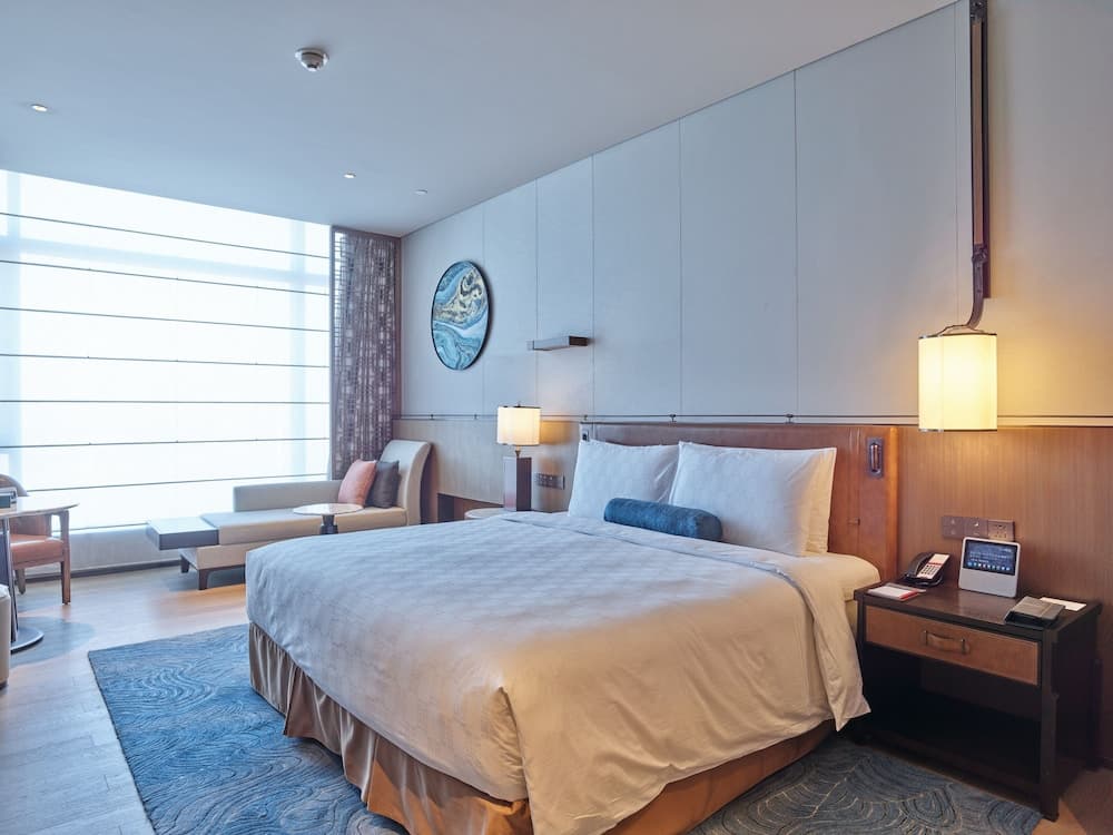 HUALUXE Nanjing Yangtze River by IHG