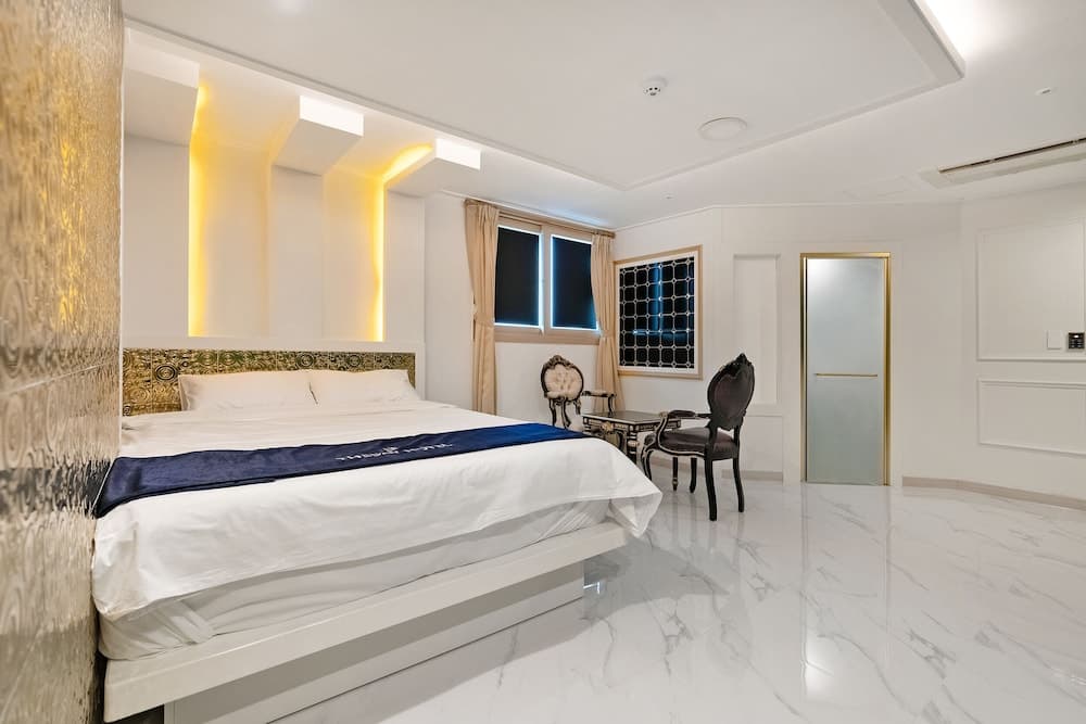 The Bay Hotel & Pool Villa