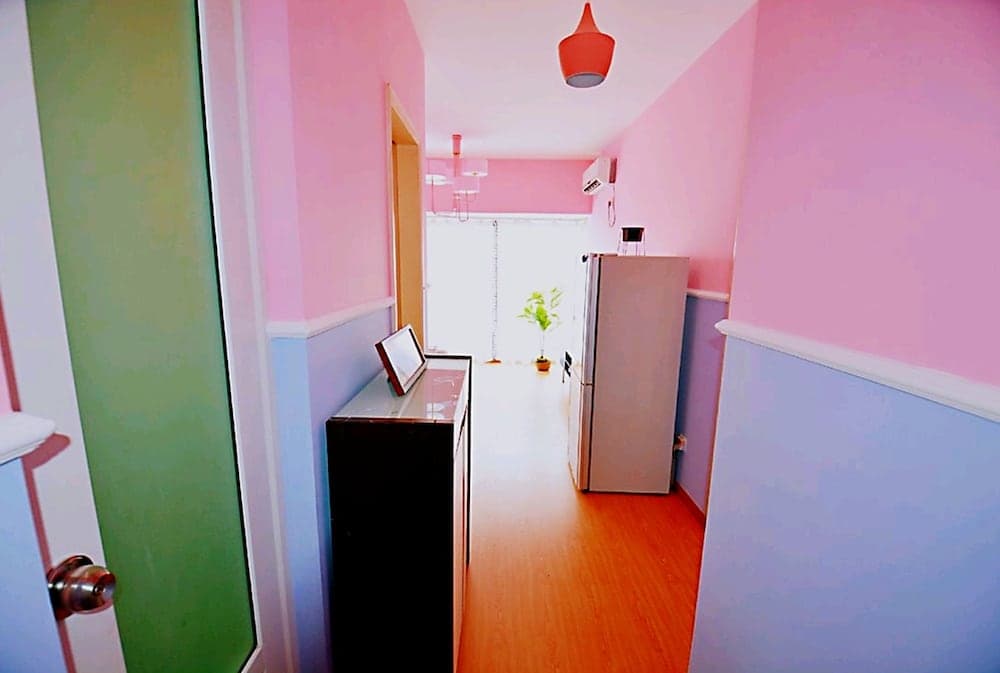 Avatar Gallery Large Queen Bed & High Rise View