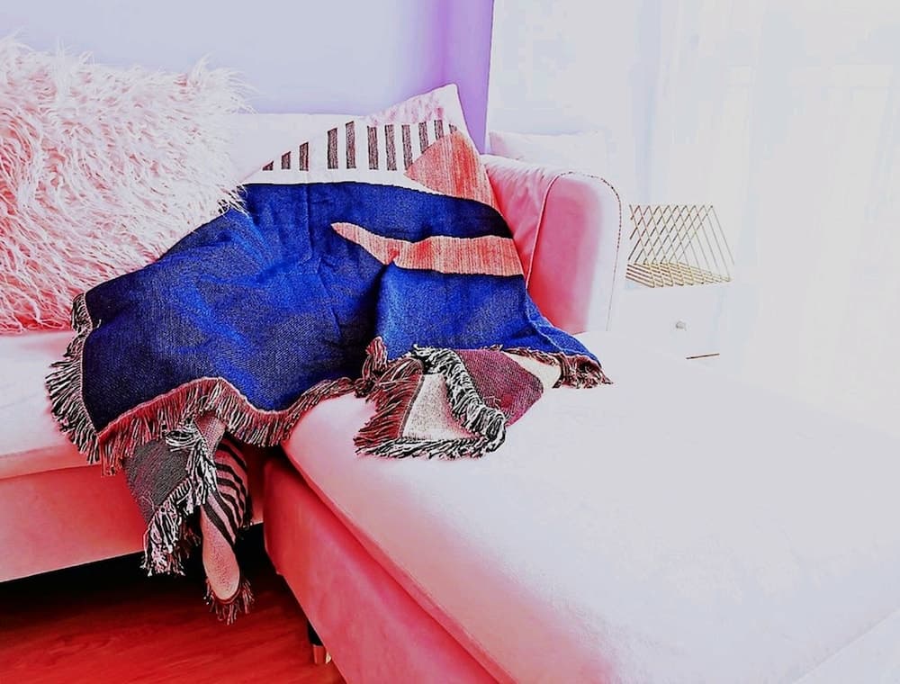 Avatar Gallery Large Queen Bed & High Rise View