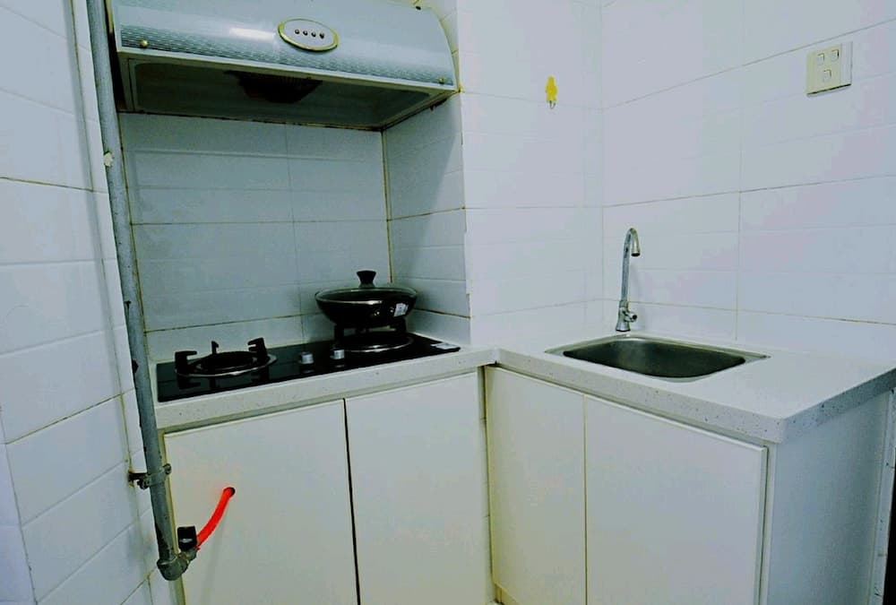 Avatar Fireworks Queen Bed Studio in Center Futian