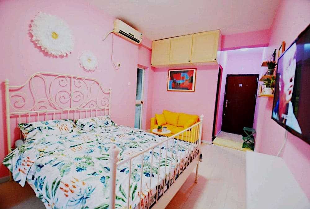 Avatar Fireworks Queen Bed Studio in Center Futian