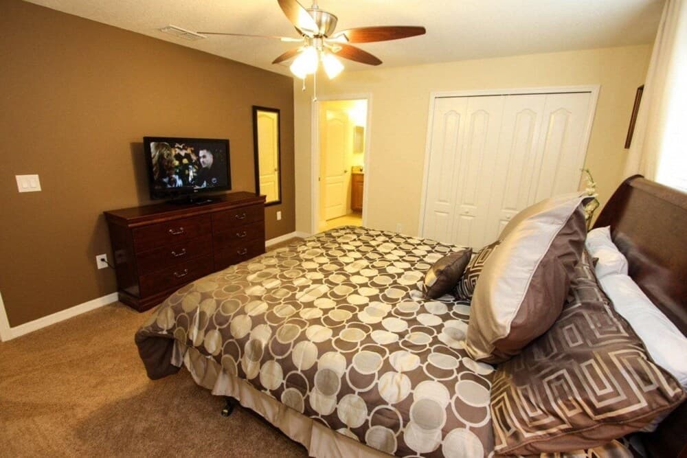 Fantastic 4 Bedroom 3 Bath Town Home With Private Pool