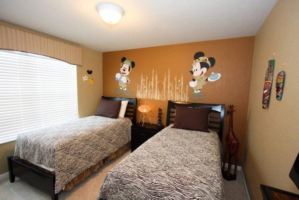 Stunning 6 Bedroom 4 Bath Villa With Private South Facing Pool