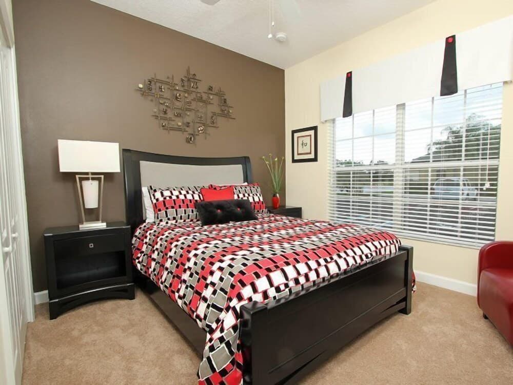 5 Bedroom 4 Bath Paradise Palms Town Home With a Lake View