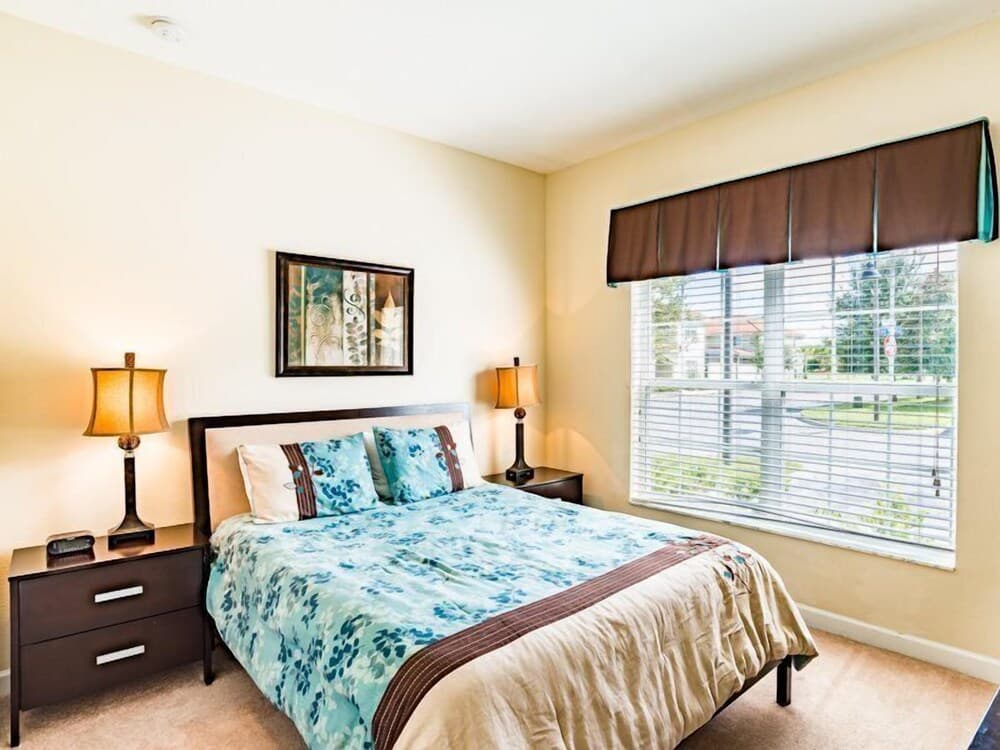 Gorgeous 5 Bed 4 Bath Townhome With Splash Pool in Paradise Palms