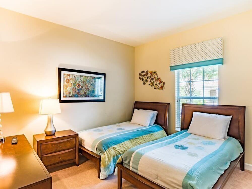 Gorgeous 5 Bed 4 Bath Townhome With Splash Pool in Paradise Palms