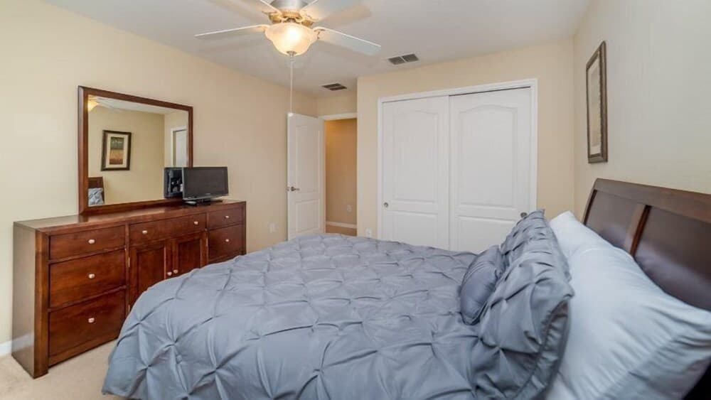 4 Bedroom 3 Bath Town Home With Pool in Paradise Palms