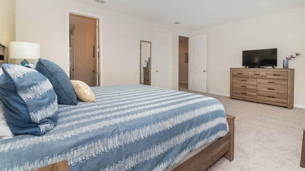 Amazing 5 Bedroom 4.5 Bath Pool Home in Solara Resort