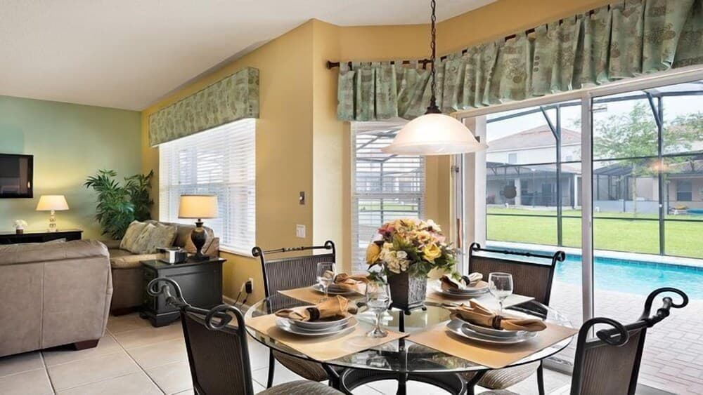 Gorgeous 6 Bedroom 4 Bath Pool Home in Windsor Hills Resort