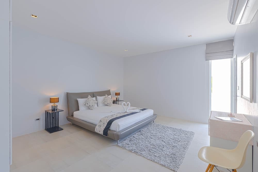 Luxury Modern 4 BR Pool Villa - PH111