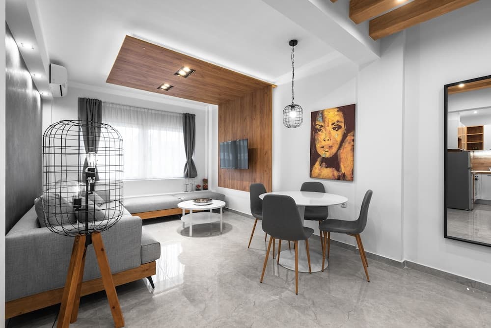 White and Wood Nilie Hospitality MGMT