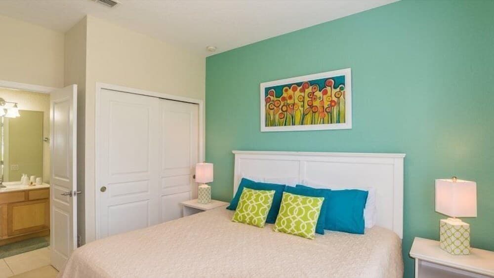 Lovely 4 Bedroom 4 Bath Pool Home in Windsor Hills Resort