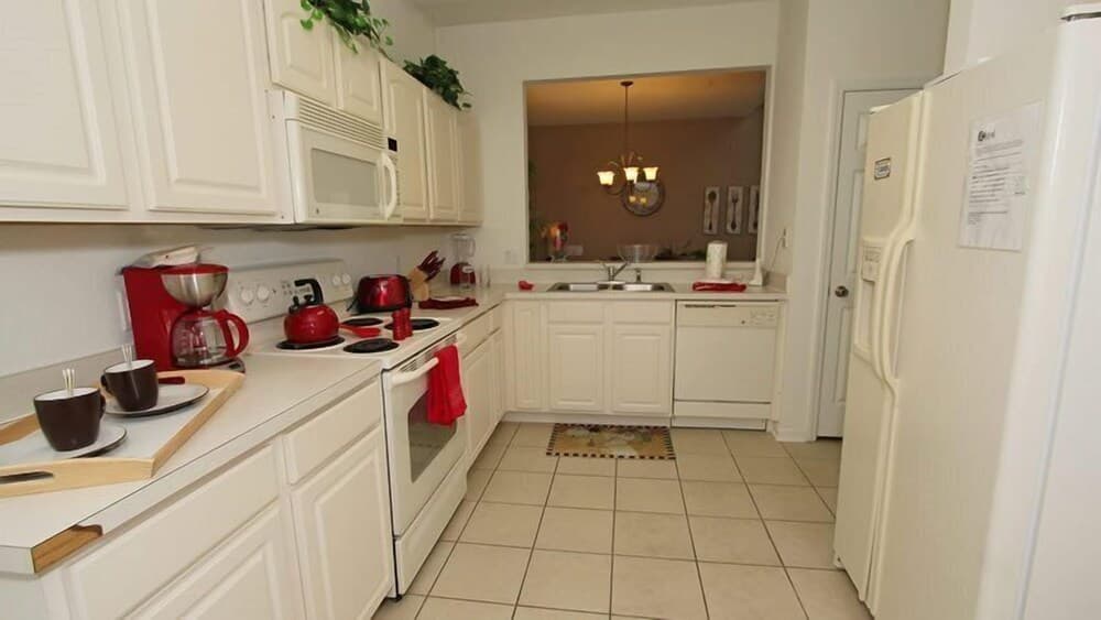 Lovely 5 Bedroom 5 Bath Pool Home in Windsor Hills