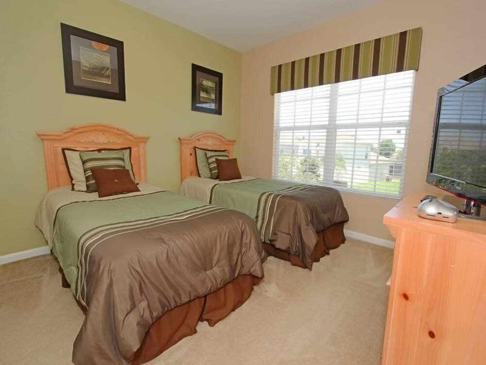 Gorgeous 5 Bedroom 5 Bath Pool Home in Windsor Hills