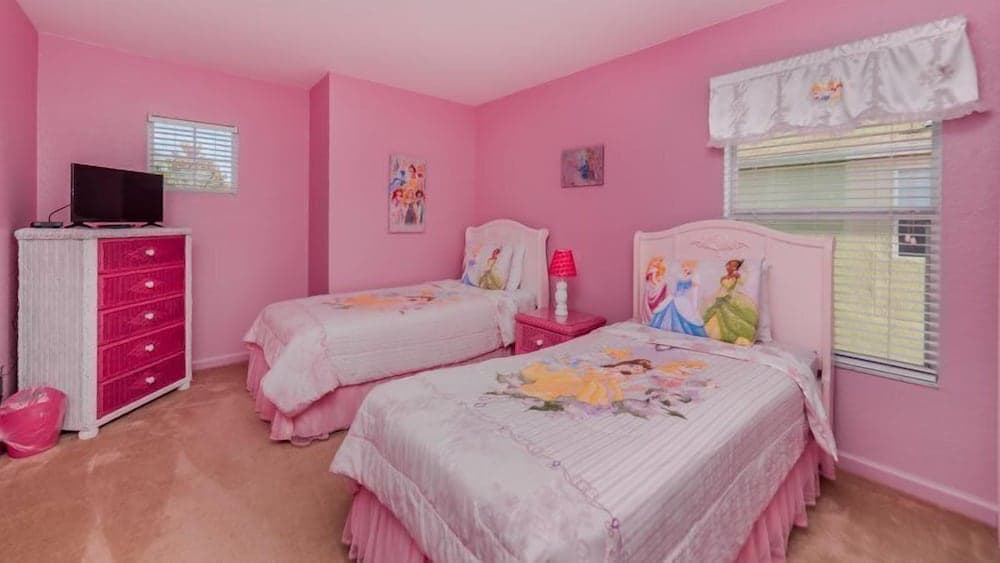 Beautiful 5 Bedroom 5 Bath Pool Home in Windsor Hills Resort