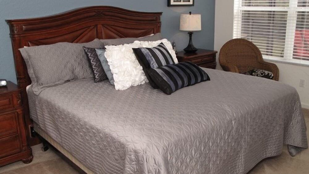 Beautifully Decorated 5 Bedroom 5 Bath Pool Home in Windsor Hills