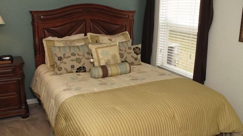 Beautifully Decorated 5 Bedroom 5 Bath Pool Home in Windsor Hills