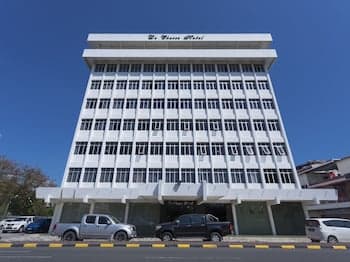 OYO 89619 De Choice Hotel