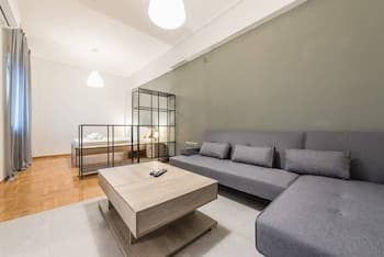 Vibrant Cozy Flat Near the Metro