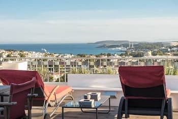 Sea View Apartment with Hot Tub & Sauna