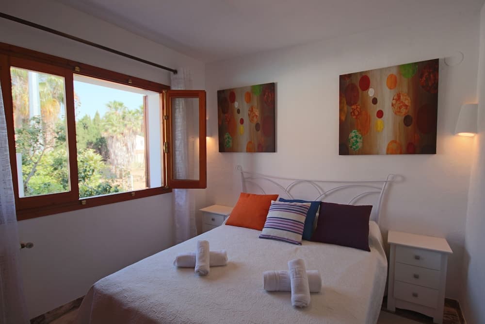 Only 100m to the Beach! Spacious Villa With Private Pool - 12 People