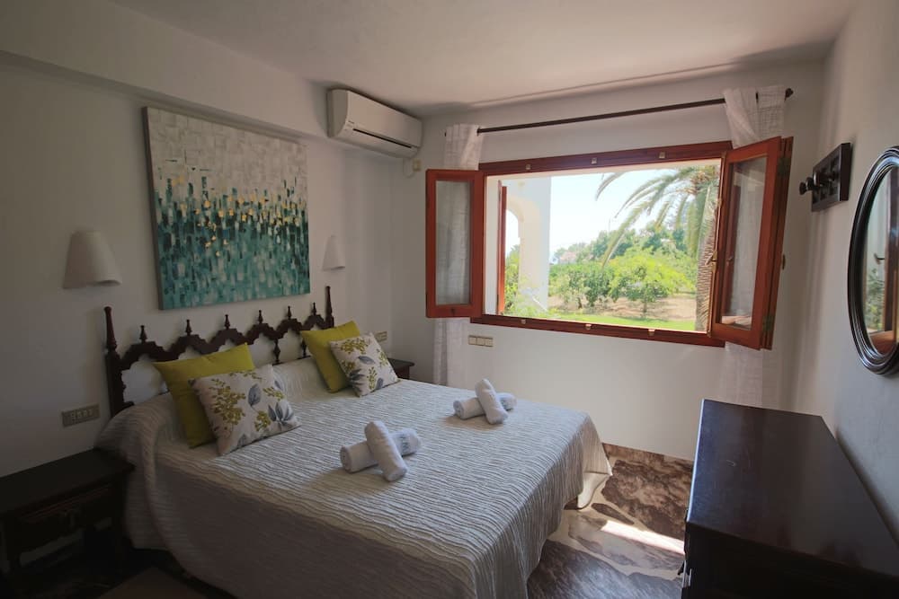 Only 100m to the Beach! Spacious Villa With Private Pool - 12 People