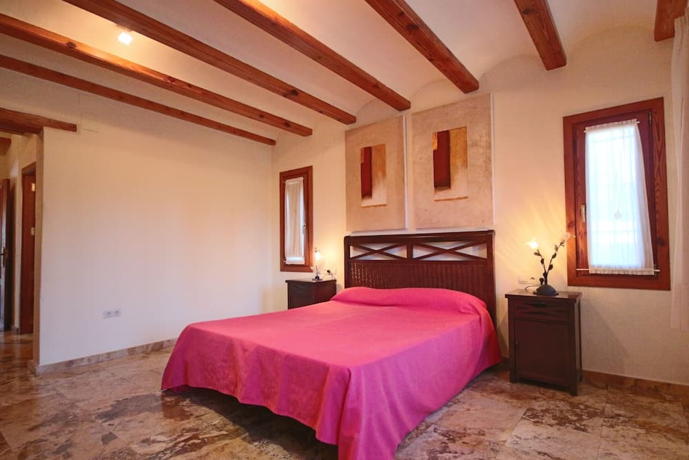 Private 4-bedroom Villa w/ Pool, Summer Kitchen & Expansive Living Space