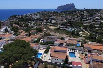 Private Family Retreat With Pool Short Walk to the Sea