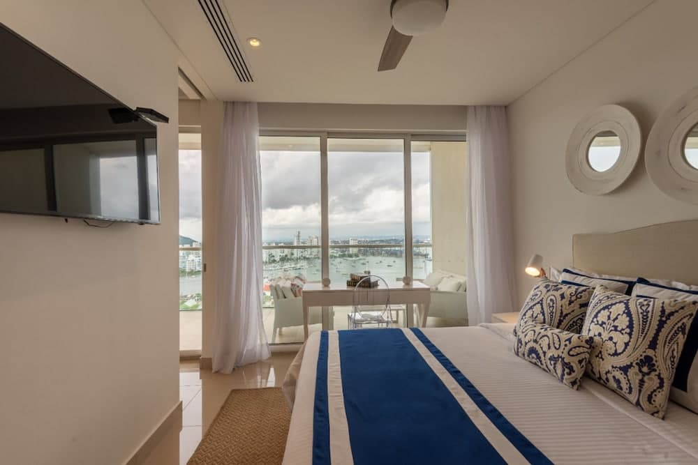 Classy 1 Bedroom Pool & Gym near Downtown