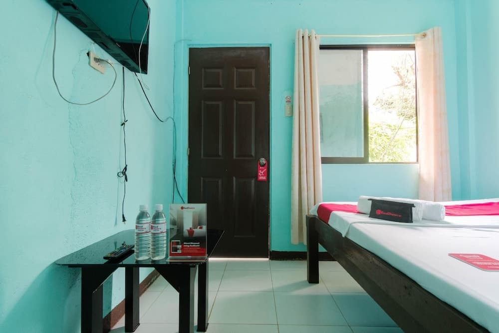 RedDoorz @ Dinagpan Street Coron