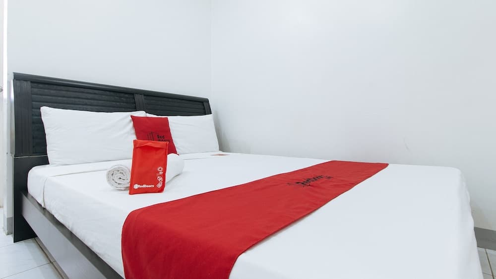 RedDoorz near SM Bicutan