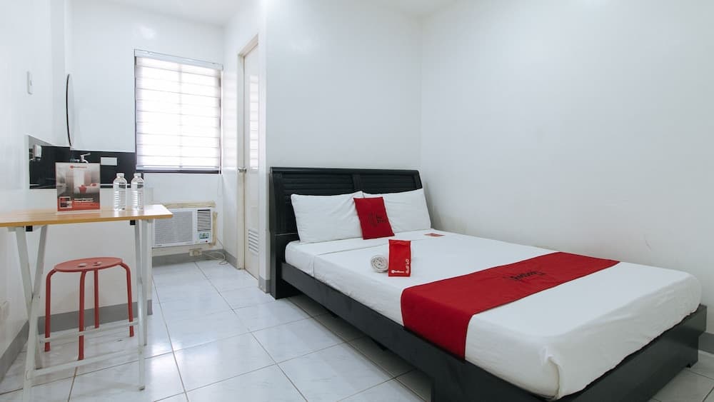 RedDoorz near SM Bicutan