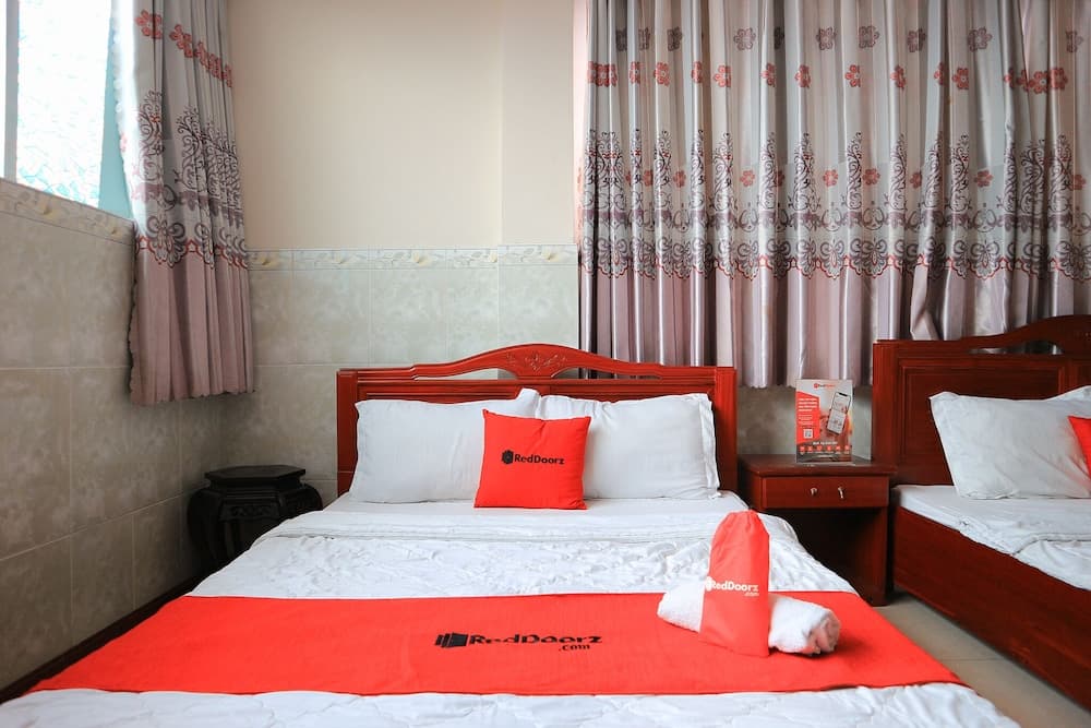 RedDoorz near Thong Nhat Street