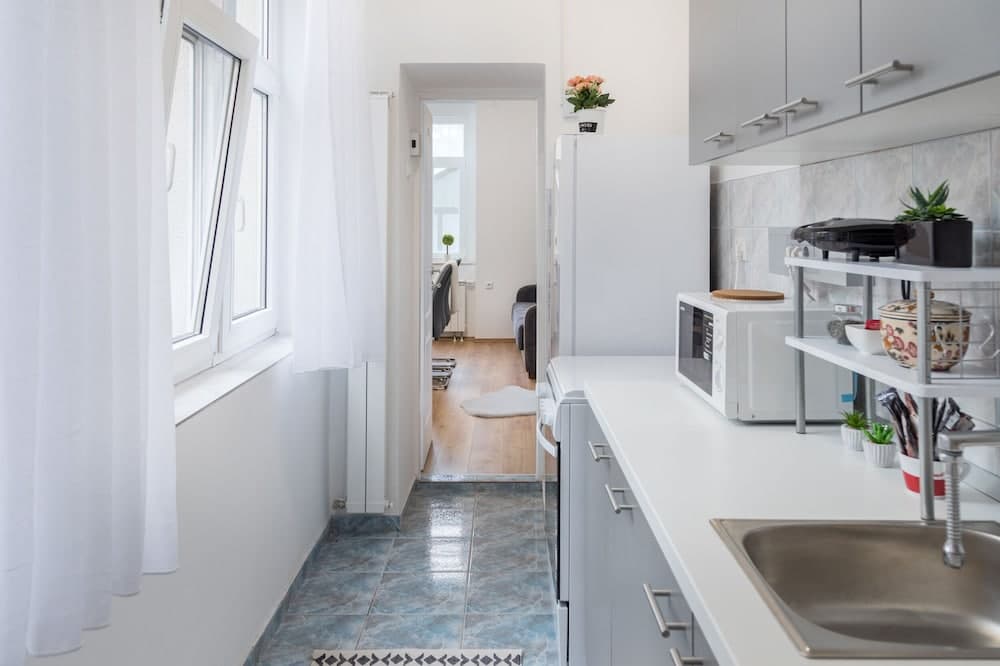 Bright 2BDR Apt near Main Bus Station-FREE PARKING