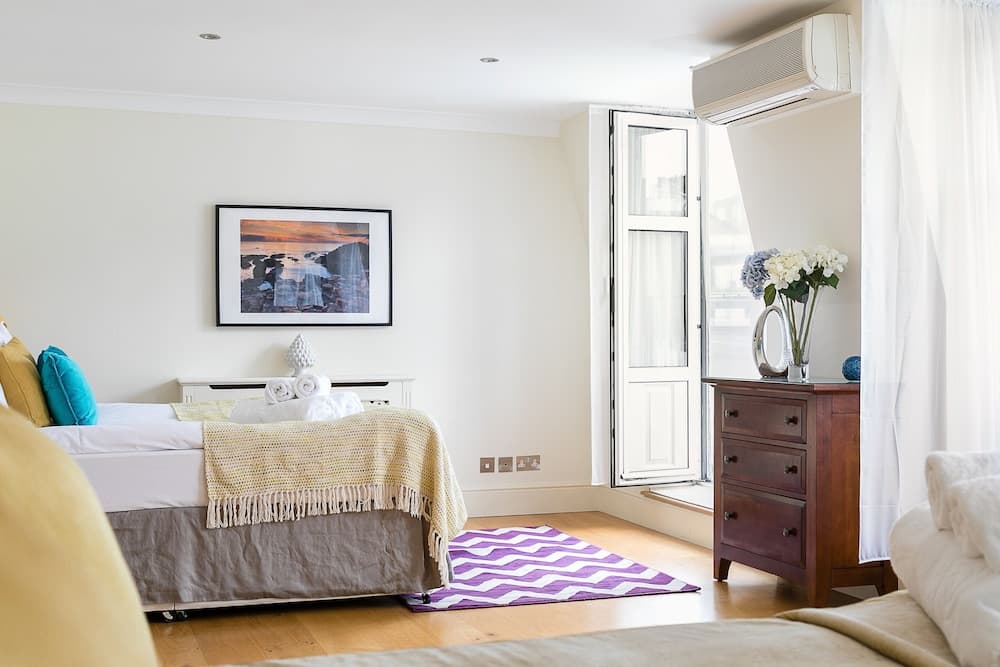 Luxury 5-bedroom Villa With Parking and AC