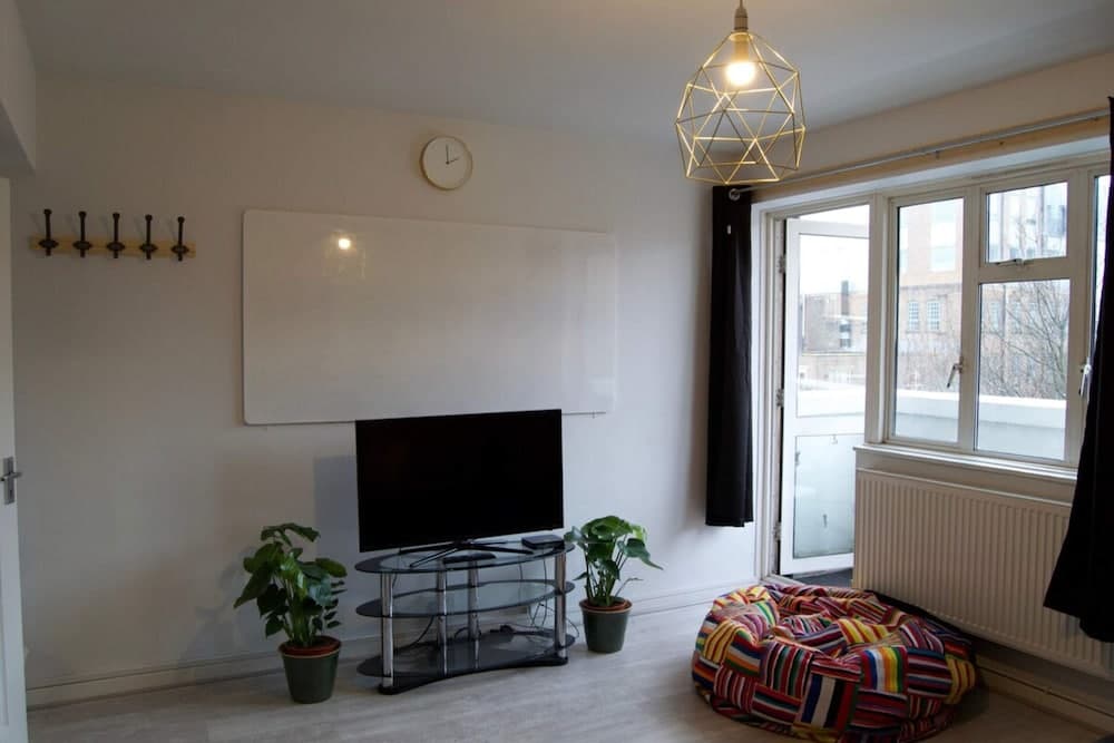Modern 1 Bedroom in Shadwell With Balcony
