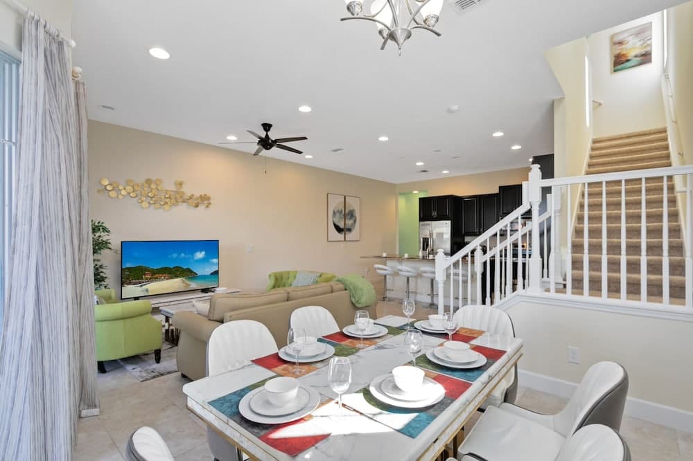 Simply Comfort Amazing 5bd Townhouse