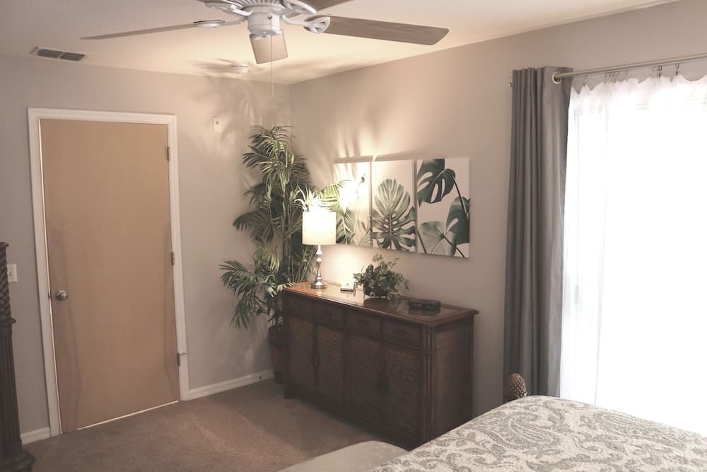 ​Near Theme Parks! Spectacular New 3 BR Home, Sleeps 7, Patio, Pool!