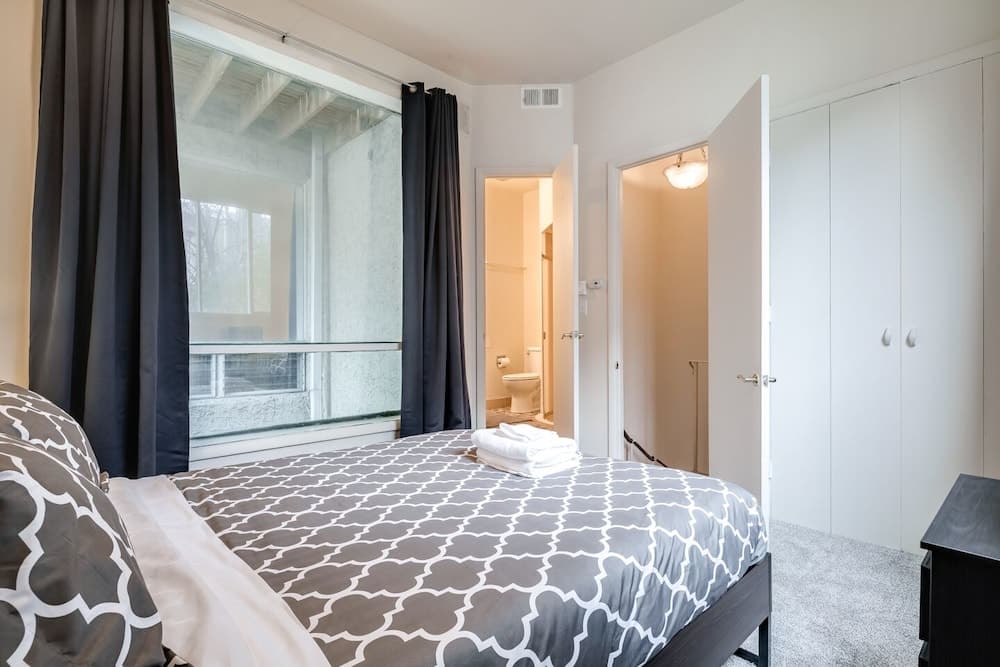 4 BD 2.5 Baths! Steps Away From Liberty Bell!