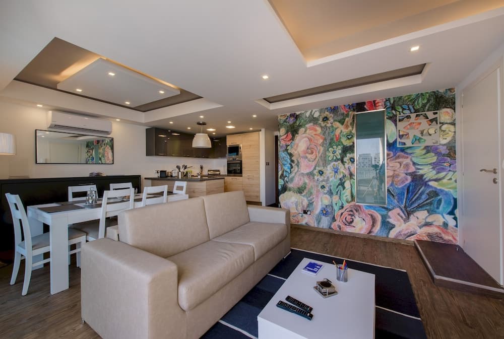 Stylish Seaview Apartment In a Prime Location