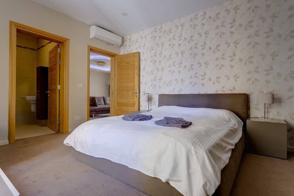 Luxury Apt with Side Sea Views & Pool, Top Location