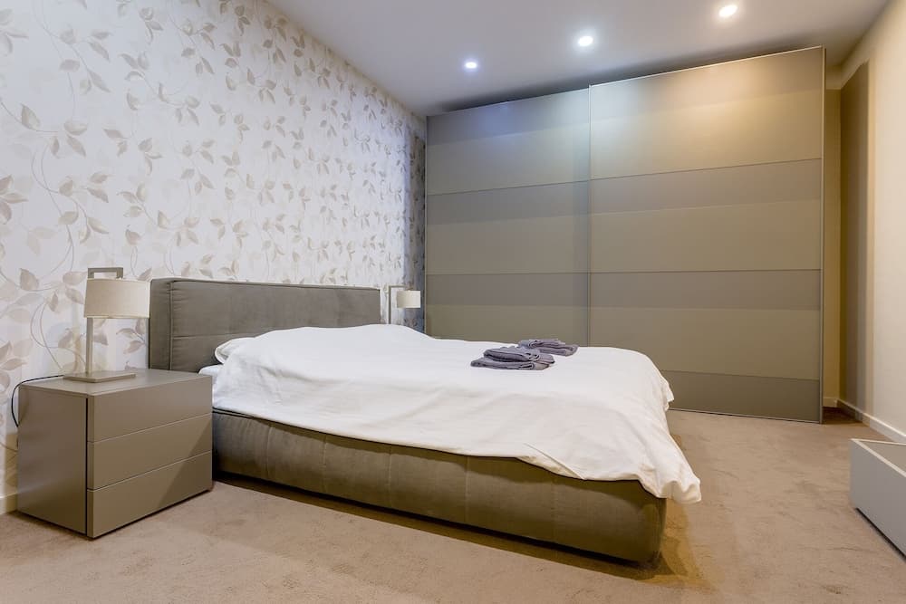 Luxury Apt with Side Sea Views & Pool, Top Location