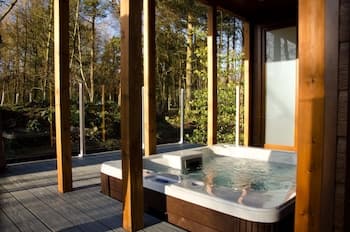 Hollicarrs - Honeycomb Lodge