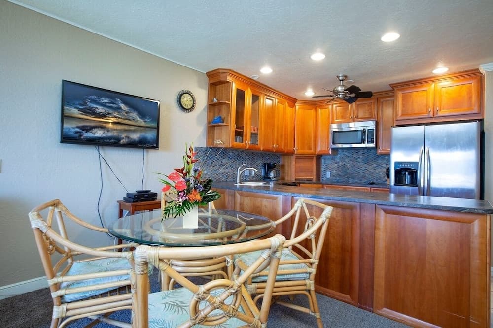 Kahana Sunset D9 2 Bedroom Condo by Redawning