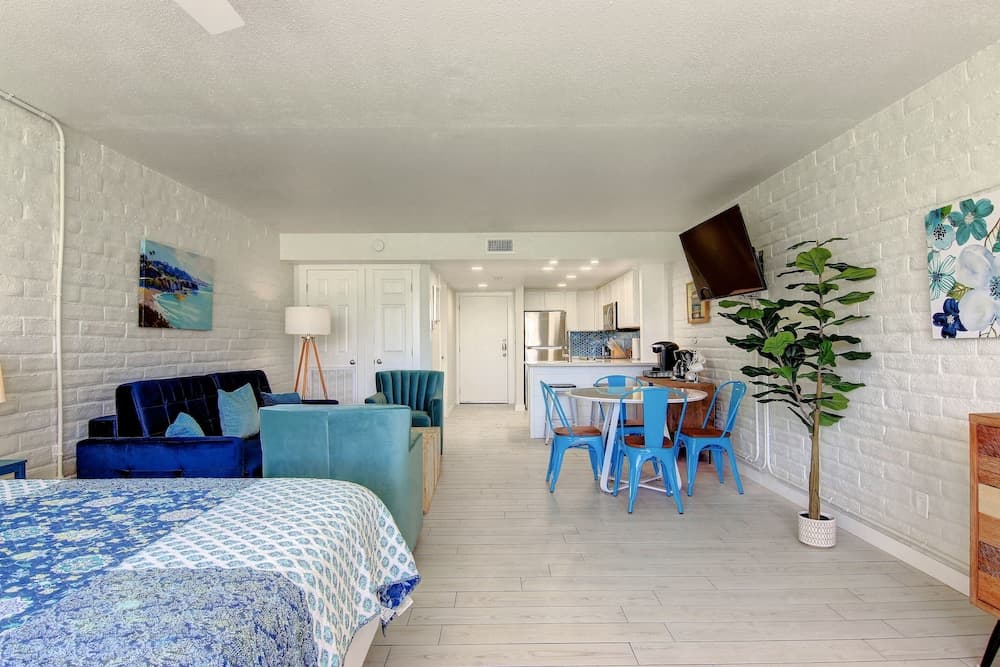 Shore Thing Studio Bedroom Condo by Redawning