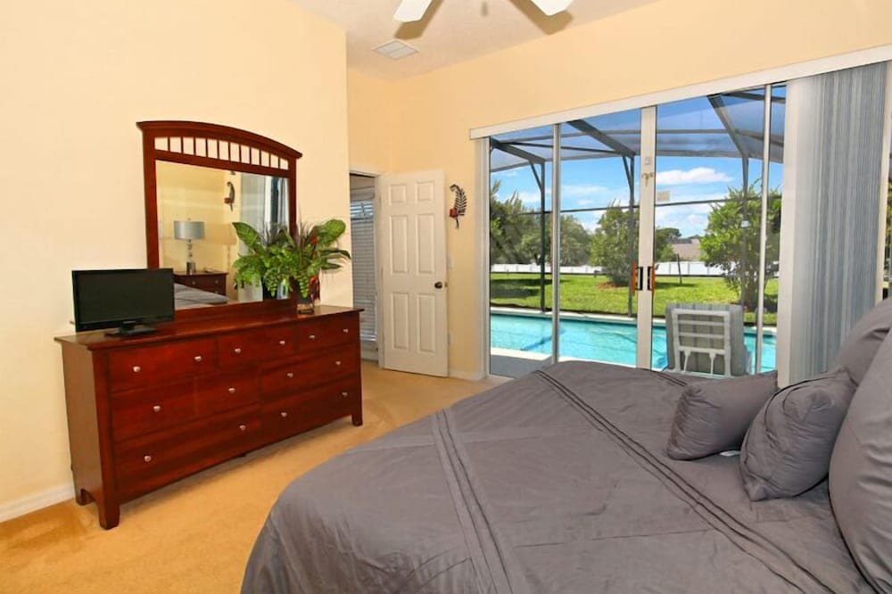 Peacful Surroundings Pool/spa Games Room! 5 Bedroom Villa by RedAwning